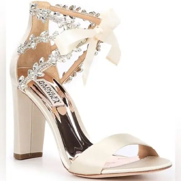 Badgley Mischka Ivory Heels with Crystal Embellishments/ size 9 - Picture 5 of 12